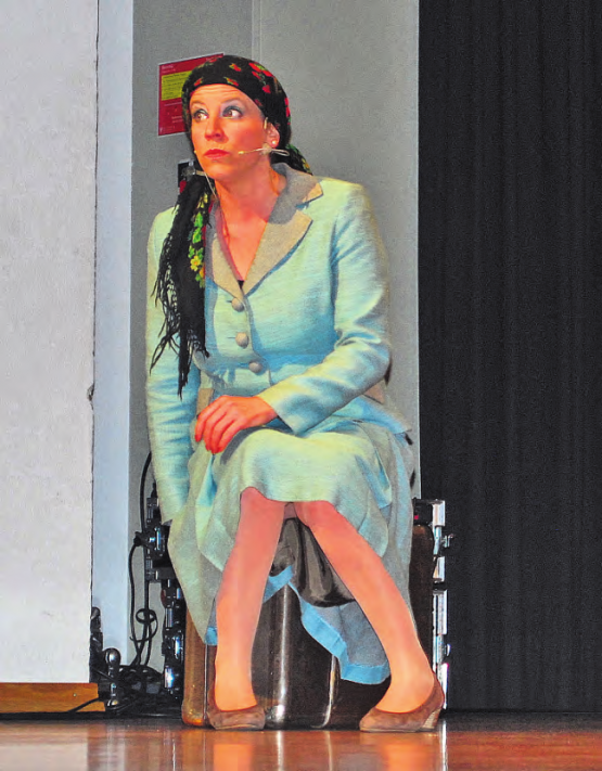 Die Hausangestellte des Gemeindeammanns: Anna-Katharina Rickert als Agneta. (Bilder: hh.)