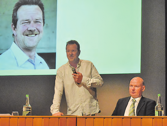 Thomas Brem wurde an der Gemeindeversammlung offiziell aus dem Gemeinderat verabschiedet. (Bild: hg.)