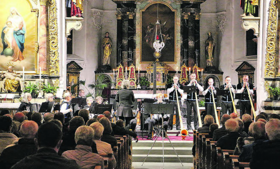 Die Alphorngruppe «Blose, Späck ond Bier» und ihre Gastmusikerinnen und -musiker begeisterten das Publikum von Anfang bis Ende mit ihrem gekonnten Zusammenspiel. (Bilder: jaf.)