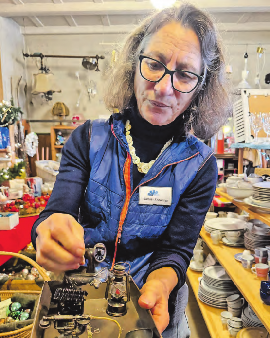 Kathrin Schaffner von der Brocki des Gemeinnützigen Frauenvereins Reinach-Leimbach sortiert eingetroffene Ware. (Bilder: Dominique Rubin)