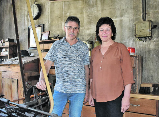 Als wäre die Zeit stillgestanden: Roland Eichenberger hat die Sameli-Schmitte zu neuem Leben erweckt und gemeinsam mit Ehefrau Bea zu einer kleinen Zeitreise eingeladen. (Bilder: hg.)