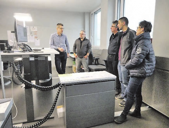 Informationen aus erster Hand: Gemeinderätlicher Besuch bei der Firma Bachmann AG in Kölliken. (Bild: zVg.)