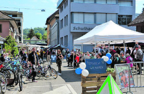 Der Frühlingsmarkt des Schweizer gemeinnützigen Frauenvereins wurde mit den Attraktionen zum Ausflugsort für die ganze Familie. (Bilder: jaf.)