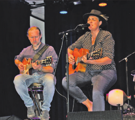 Beata Bereuter und ihre Musiker präsentierten das neue Album «Gold und Stroh». (Bild: hh)