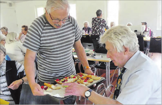 Zu den gesunden Häppchen gab es gesunde Getränke: Die Anwesenden genossen urtrüeben Most und Mineralwasser, reich an Calcium und Magnesium. (Bild: zVg.)