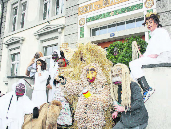 Spektakel: Eine Begegnung mit den Bärzeli kann pieken oder nass machen – trotzdem ist der Brauch in Hallwil äusserst beliebt. (Bild: grh)
