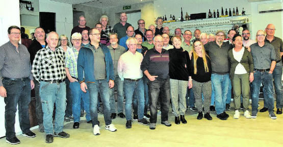 Sie tragen den kollegialen Feuerwehrgeist weiter: An der Generalversammlung nahm von den neu 63 Mitgliedern fast die Hälfte teil. (Bild: st.)