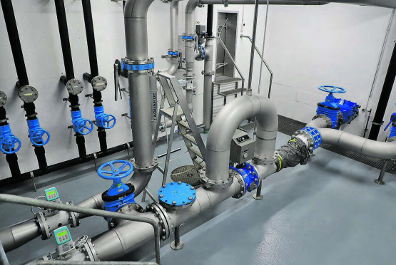 Roger Soland im Innern des neuen Wasserreservoirs «Rigiblick»: Hier werden aktuell fünf Quellen gefasst, mittels UV-Bestrahlung von Keimen und Viren befreit und schliesslich in die beiden Kammern geleitet. (Bilder: rc.)