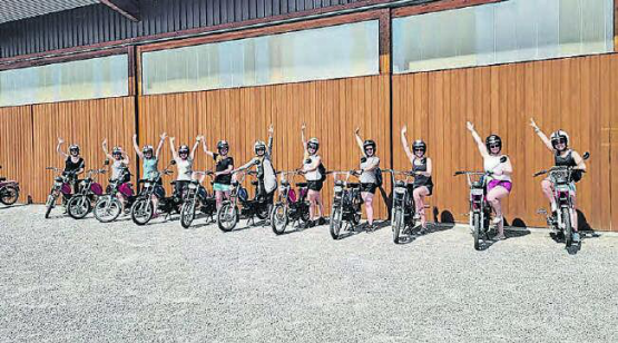 Der DTV Oberkulm: Die Turnerinnen mit elf Pony-Töffli in der Innerschweiz unterwegs. (Bild: zVg.)