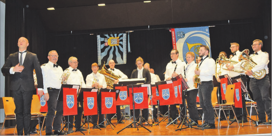 MG Schmiedrued mit Verstärkung: Der Dirigent, Sebastian Smolyn, holt mit viel Eleganz und Einfühlungsvermögen alles aus seinen Leuten heraus. (Bilder: Frieda Steffen)