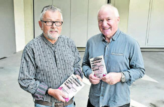 Haben gemeinsam bei Ringier in Zofingen die Lehre absolviert: Autor Markus Schenk und der Schreiber des Vorworts, Bruno Muntwyler vom «Wiggertaler». (Bild: ran.)