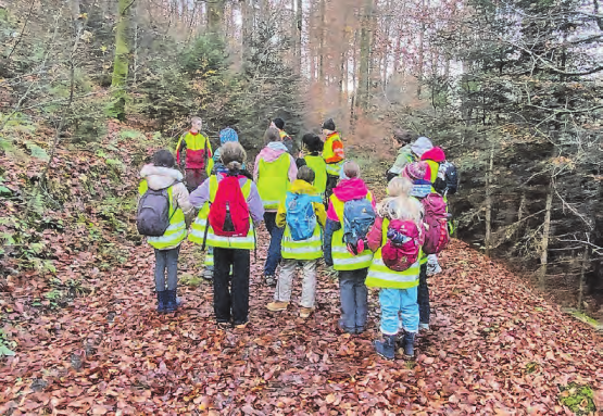 Interessiert hörten die Jugendlichen zu, was der Förster ihnen erklärte. (Bilder: zVg.)