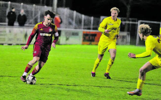 Jan Schneider (l.) nimmt Anlauf. Sein 1:0 nach 71 Minuten im Spiel gegen Tavannes/Tramelan war das einzige Schöftler Tor in den beiden letzten Spielen. (Bild: Otto Lüscher)