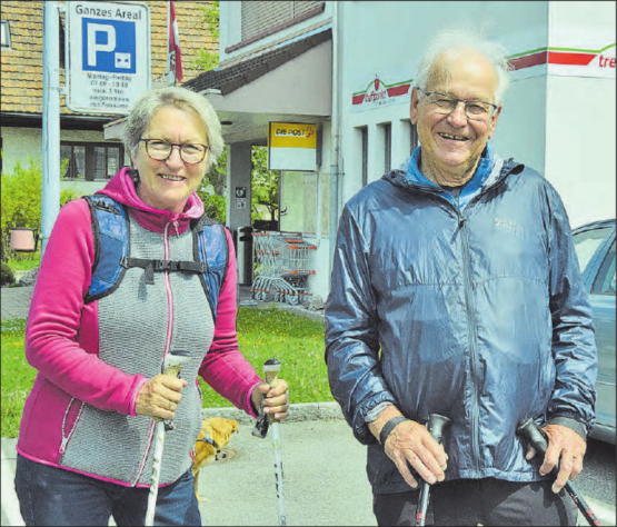 An den Wandertagen dabei zu sein ist Ehrensache: Eva und Jürg Maurer werden gleich frohgemut die 6-km-Tour starten, in der Hoffnung, früh genug zurück zu sein. (Bild: st.)