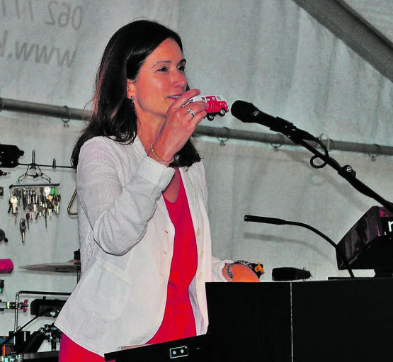 Gutgelaunt: Nationalrätin Maja Riniker begeisterte mit ihrer Rede grosse und kleine Zuhörer im Festzelt. (Bilder: hh)