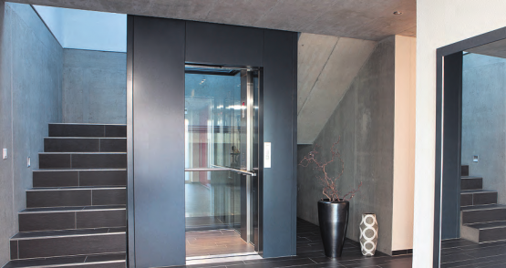 Eine Stärke der Haslimann Aufzüge AG: Glasaufzüge – Hier in einem Einfamilienhaus in Menziken. (Bild: zVg.)