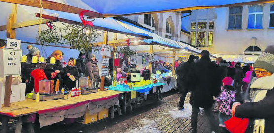 Buntes Markttreiben. Der Weihnachtsmarkt der Schule Menziken fand erstmals auf dem Gemeindeplatz statt. (Bild: zVg.)