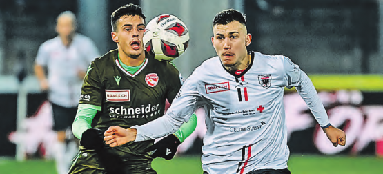 Mit vollem Einsatz: Filip Stojilkovic (r.) enteilt dem Gegner aus dem Berner Oberland und erzielt den Siegtreffer für seine Farben. (Bild: Sarah Rölli)