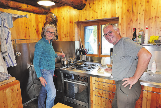 Katharina und Urs Eppenberger sind auch in der Küche ein eingespieltes Hüttenwartteam. (Bilder: René Fuchs)