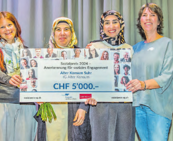 Der Sozialpreis-2024: Stellvertretend für den ganzen Vorstand und die unzähligen Freiwilligen der IG Alter Konsum Suhr freuten sich Maya Stampfli, Nazmiye Celik, Ayșe Ateș und Doris Frey über den 1. Platz des Sozialpreises Aargau. (Bild: zVg./Markus Hässig, sinus)