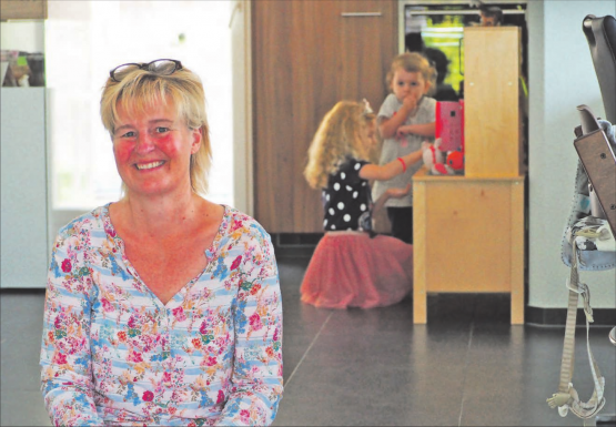 Kinderbetreuung zu Hause: Dreimal wöchentlich kümmerte sich die Rotkreuz-Betreuerin Simone Allenspach um Liana und Clara und entlastete so die Familie. (Bild: zVg.)