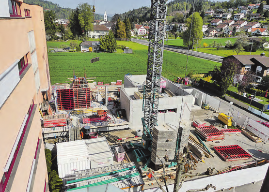 Der Anbau wächst: Im Juni soll der Rohbau fertiggestellt sein. Ende Dezember will die Spitex Mittleres Wynental am neuen Domizil beim Alterszentrum Oberkulm einziehen. (Bild: moha.)
