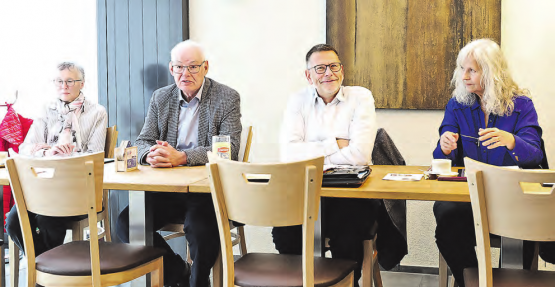 Die vier Kandidierenden: (v.l.) Margrit Schalch, alt Gemeinderätin, ehem. Synodale, Markus Rötheli, ehem. Synodaler, und Kirchenpflegemitglied Toni Bättig, alt Gemeinderat Vizepräsident Kirchenpflege und Irene Fumasoli, langjährige ehemalige Pfarreisekretärin und Vorstand Frauenkreis Kulm. (Bild: Dominique Rubin)