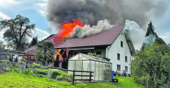 Am vergangenen Samstagabend ist auf einem Bauernhof im Gontenschwiler Geissenkragen ein Brand ausgebrochen, das Wohnhaus ist nicht mehr bewohnbar. (Bilder: kapo-ag)