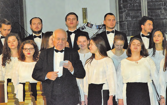 Er ist wie ein Vater zu diesen jungen Menschen: Professor Ph. D. Nicolae leitet nicht nur den Chor, er informiert auch durch präzise Ansagen. (Bild: st.)