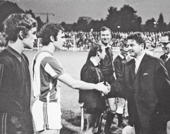 Arthur Schmid (1928 – 2023). Das Bild entstand 1970 anlässlich des Freundschaftsspiels zwischen dem FC Aarau und Bayern Münschen im Stadion Brügglifeld . Der Mann, dem Schmid die Hand reicht, ist Franz Beckenbauer. (Archivbild: Otto Lüscher)