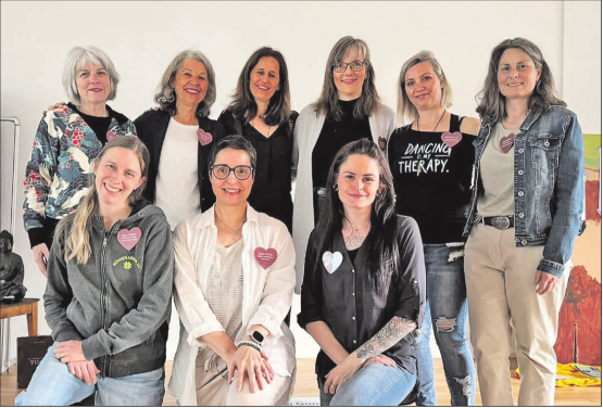 Gründungsmitglieder und Vereinsvorstand «Ruum für alli» mit Initiantin und Präsidentin Nicole Lotter (hinten, 3.v.l.). (Bild: zVg.)