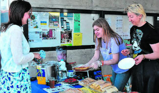 Raritäten, Antiquitäten und Spezialitäten: Am Flohmarkt vom 1. Juni beim Reinacher Gemeindehaus gibt es einiges zu entdecken. (Bild: zVg.)