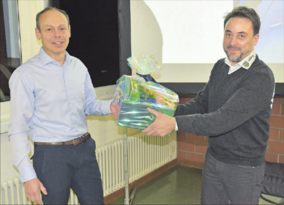 Nach neun Jahren demissioniert: Gemeindeammann Patric Jakob verabschiedet Vizeammann Benedikt Wolf (rechts). (Bilder aw.)