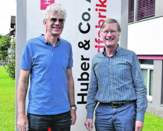 Die Huber Bandfabrik wechselt den Besitzer: Thomas Huber (rechts) übergibt das in vierter Generation geführte Familienunternehmen in die Hände von Arne Vraalsen. (Bild: hg.)