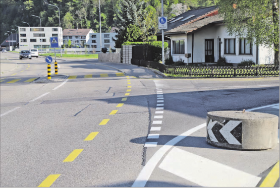 Gefährlich, aber nicht gefährlich genug. Das BVU will den Radstreifen auf der Kantonsstrasse nicht einfärben. Abbieger sollte es aber künftig weniger geben, denn hier dürfen künftig nur noch Zubringer zirkulieren. (Bild: rc.)