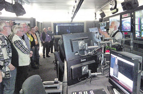 Seener-Männerstamm unterwegs: Interessante Einblicke in die modernen Leutschenbach-Studios. (Bild: zVg.)