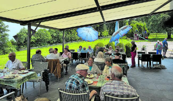 Bei diesem schönen Ausblick fiel es den Seniorinnen und Senioren nicht schwer, auf das Mittagessen zu warten. (Bild: zVg.)