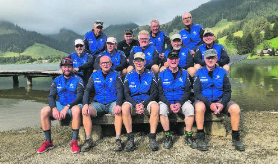 Oben grau, unten blau: Die Männerriege Zetzwil reiste unter anderem an den Schwarzsee. (Bild: zVg.)