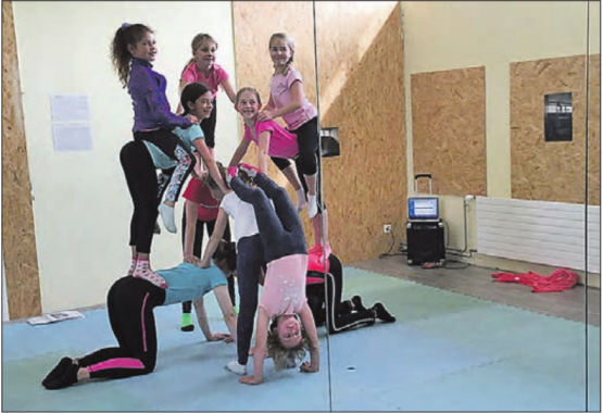 Das Training ist anstrengend, aber die Mädchen sind voller Energie dabei: Viel Spass beim Zirkustraining während des Herbst-Camps in Reinach. (Bild: zVg.)