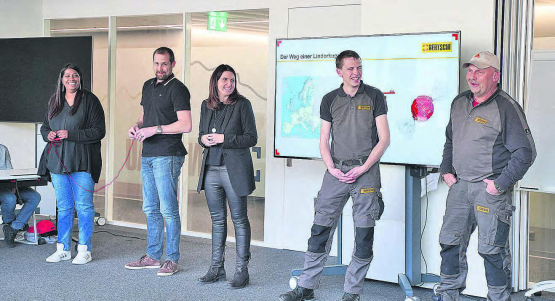 Spannend: Bertschi Lehrlingsverantwortliche und Berufsbildner präsentieren die angebotenen Lehrstellen bei Bertschi. (Bild:zVg)