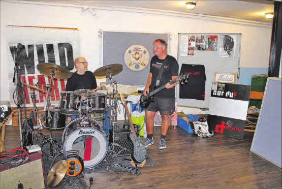 Jam-Session: Hannes Eichenberger am Schlagzeug und «Teddy» lassen Nostalgie klingen. Die Faszination des Rock lebt. (Bild: grh.)