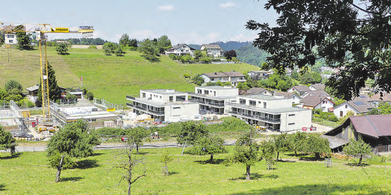 Die Wohnüberbauung «Am Böhler» nimmt Formen an: Drei Wohnblocks mit modernen Eigentumswohungen sind ab Oktober bezugsbereit, zwei weitere werden auf Sommer 2019 fertiggestellt. (Bild: moha.)