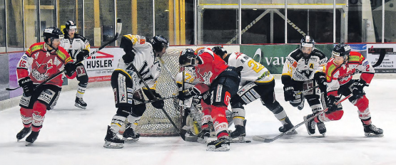 Trotz Niederlage ansprechender Auftritt gegen den Leader Wetzikon (v.l. in rot): Severin Augstburger, Eriks Zubulis und Rouven Renggli drücken erfolglos auf ein zweites Tor für Reinach. (Bilder: mars.)