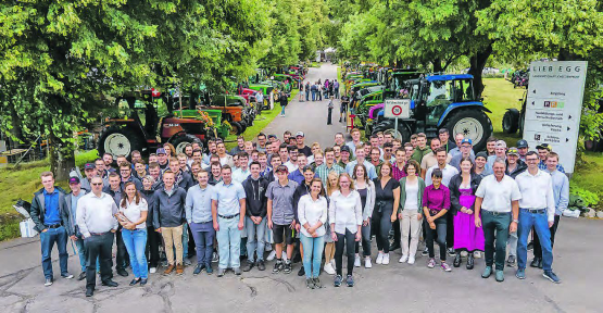 Die grösste Gruppe von Absolventinnen und Absolventen bildeten die 76 Landwirte und 16 Agrarpraktiker. Im Hintergrund ist ein Teil der 70 Traktoren zu sehen, die an die Liebegg gefahren sind. (Bilder: zVg.)