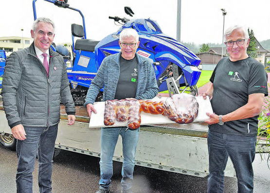 Übergab symbolisch den Schlüssel des Fahrzeugs an das LLV-Loipenteam: Regierungsrat Alex Hürzeler, Präsident Beat Buchwalder und Bernhard Aeschbach (v. l.) (Bild: aw.)