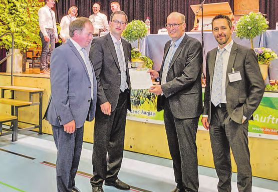 Resolution der Bauern: BVA-Präsident Alois Huber, BVA-Vizepräsident Christoph Hagenbuch, SBV-Präsident Markus Ritter und Ralf Bucher, Geschäftsführer des BVA. (Bild: zVg.)