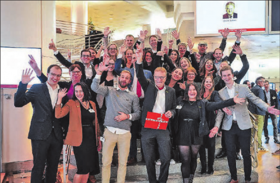 Gemeinsam: An der Preisverleihung anwesende Bertschi Mitarbeitende feiern mit Hans-Jörg Bertschi. (Bild: zVg.)