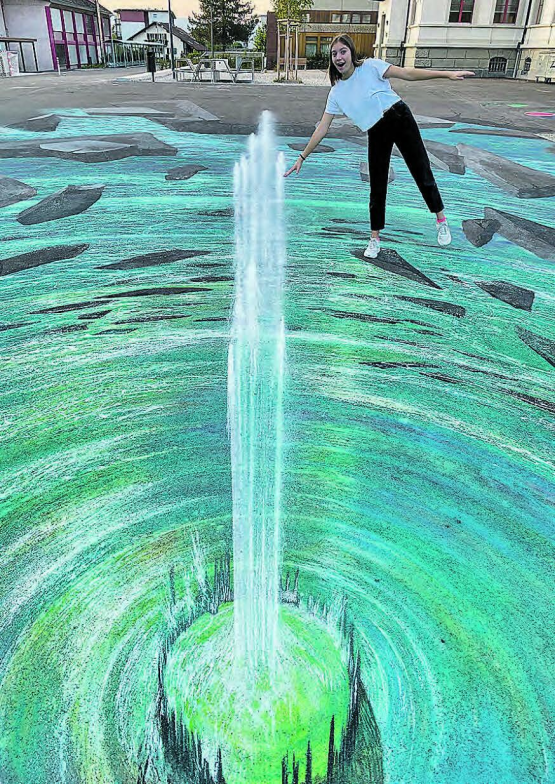 Schülerin Zora Humbert-Droz «balanciert» auf dem Kunstwerk von Edgar Müller, der eine ganze Woche daran gearbeitet hat.