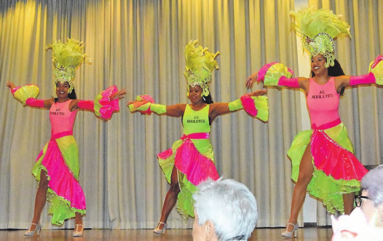 Sie brachten Farbe, Rhythmus und gute Laune in den Saal: «As Nubiletes», drei junge, temperamentvolle Frauen, die einen ganzen Saal mitzureissen vermochten. (Bilder: st.)