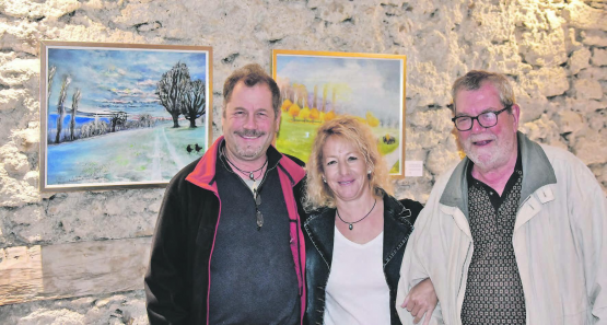 Aquarelle, die Lebensfreude versprühen: Bildermacher Alberto Romer (r.) und die Ausstellungsmacher, sein Sohn Benny und dessen Partnerin Ursina Jäggi. (Bilder: mars.)